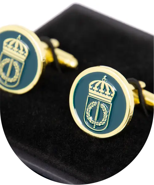 Försvarshögskolans logotyp på blankt blått papper